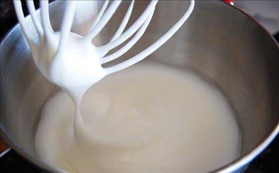 Cách làm kem bánh gato không cần máy đánh trứng