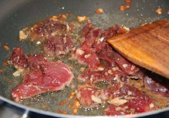 Công thức món thịt bò xào hành tây cà chua mới lạ