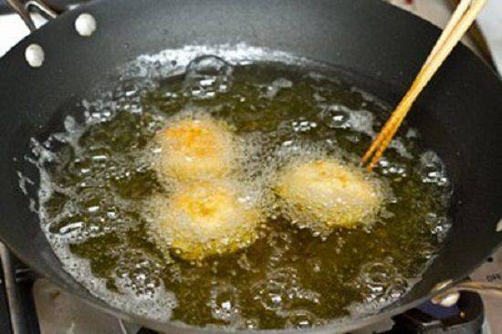 Công thức làm mỳ trứng bọc khoai tây