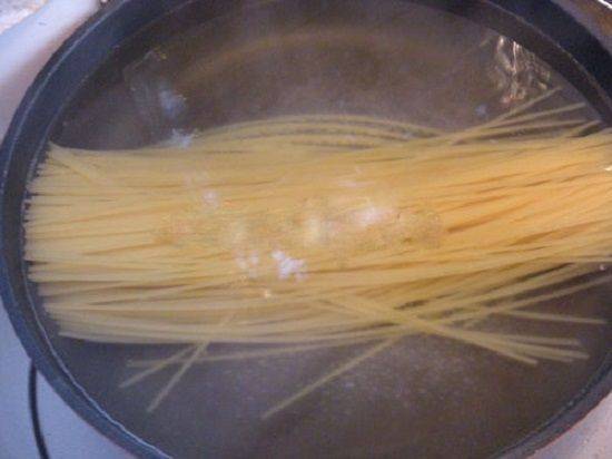 Cách làm món mỳ spaghetti xào nấm đơn giản thơm ngon