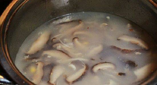 Tham khảo cách nấu súp gà nấm hương thơm ngon, bổ dưỡng