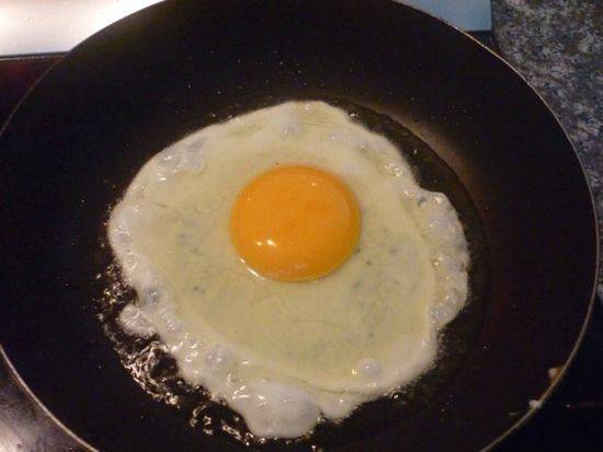 Cách làm trứng ốp là hình trái tim