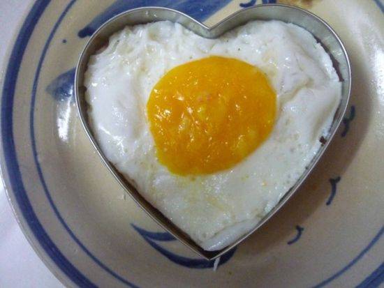 Cách làm trứng ốp là hình trái tim