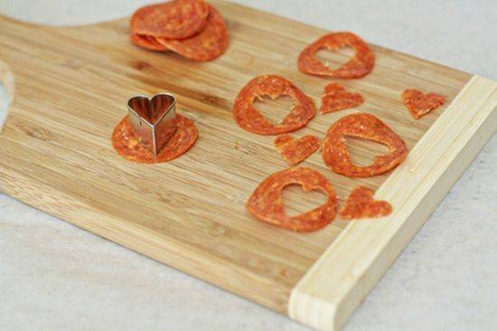 Cách làm bánh pizza trái tim cho ngày lễ tình yêu