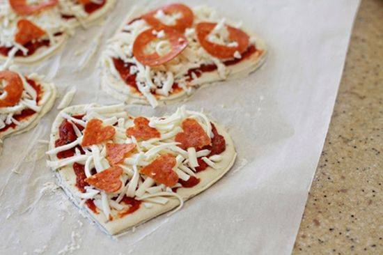 Cách làm bánh pizza trái tim cho ngày lễ tình yêu