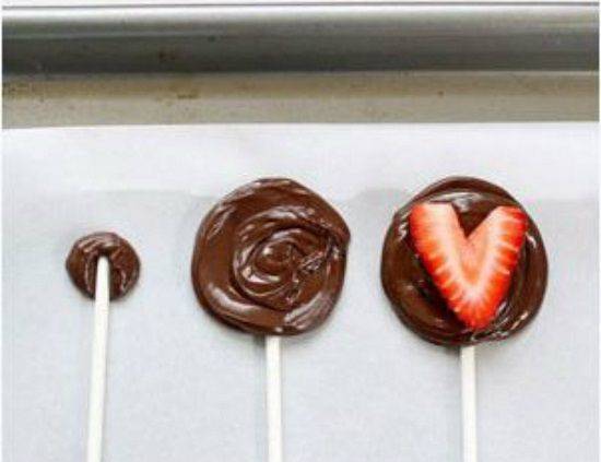 Cách làm món kẹo mút chocolate mix dâu tây trái tim