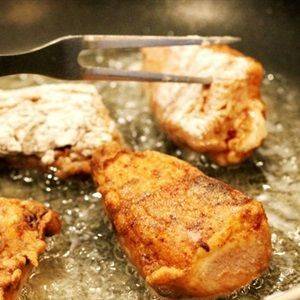 Bắc chảo lên bếp, bạn cho dầu vào đợi nóng, sau đó cho từng miếng gà vào chiên đến khi vàng và chín đều các mặt là đạt