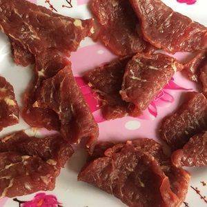 Thịt bò ta cắt lát mỏng vừa ăn, dầm mềm cho dễ thấm gia vị