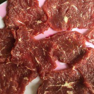 Thịt bò ta cắt lát mỏng vừa ăn, dầm mềm cho dễ thấm gia vị