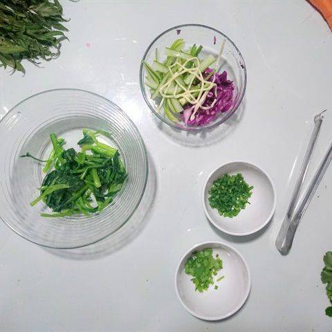 Gnocchi bò sốt vang ăn kèm với salad bắp cải