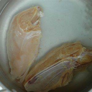 Về phần thịt gà, sau khi cắt thành từng miếng, cho vào nồi nước luộc chín.