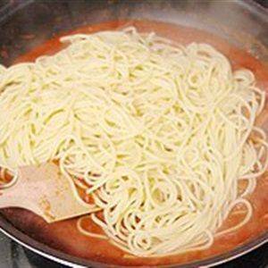 Spaghetti xúc xích sốt cà chua
