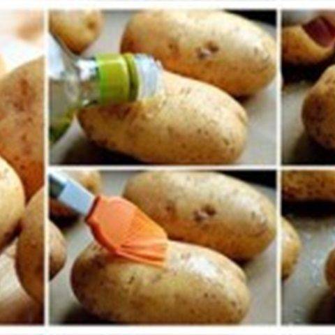 Rửa sạch khoai tây và để nguyên cả vỏ