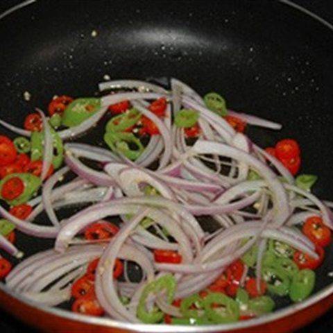 Salad gà trộn cay