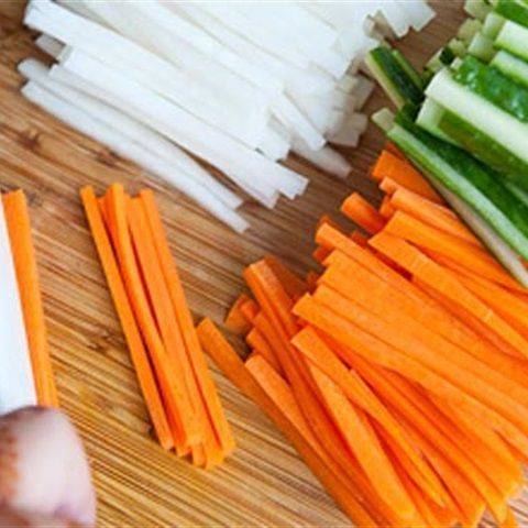 Cà rốt, củ cải trắng gọt vỏ, cắt khúc dài khoảng 5cm