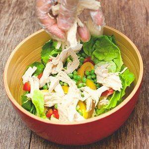 Salad thịt gà trộn rau củ