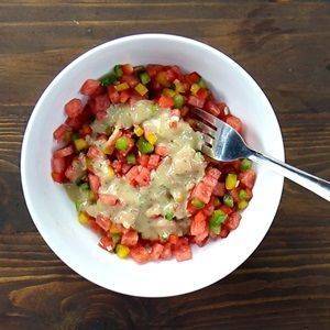 Salad dưa hấu ớt chuông trộn sốt Kewpie
