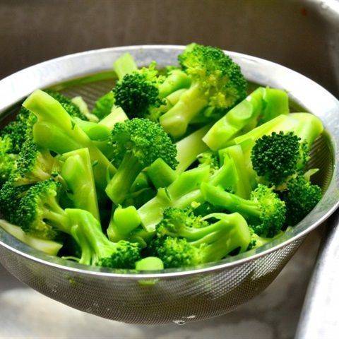 Salad bông cải xanh đơn giản