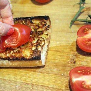 Bánh mì nướng phết sốt cà chua