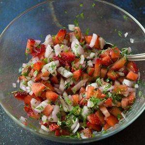 Salad dâu tây giấm đen