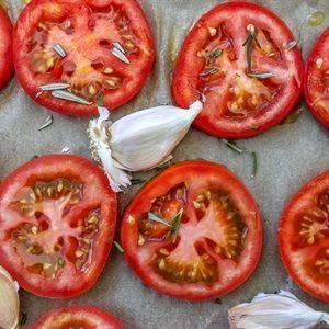 Cà chua nướng tỏi và lá hương thảo