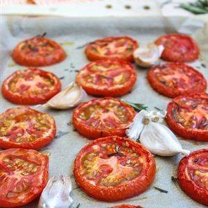 Cà chua nướng tỏi và lá hương thảo