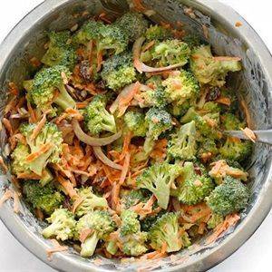 Salad bông cải cà rốt sốt yogurt