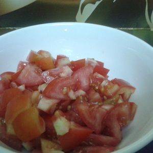 Rửa sạch cà chua. Cắt đôi cà chua rồi bỏ bớt hạt