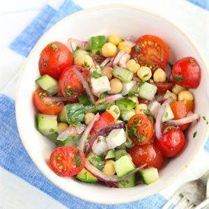 Salad đậu gà phô mai và rau quả