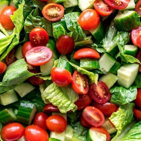 Salad rau quả và bánh mì nướng