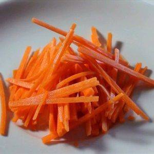 Cà rốt gọt vỏ, xắt sợi dài khoảng 3cm