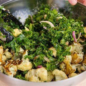 Salad bông cải sốt tahini miso