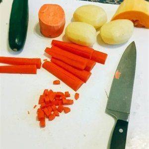 Cà rốt, khoai tây, bí đỏ, bí ngòi rửa sạch và gọt vỏ
