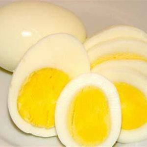 Trứng gà luộc chín, bóc sạch vỏ, cắt làm đôi, cho ra đĩa.