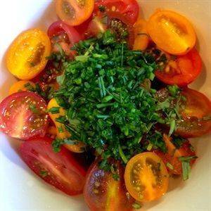 Salad cà chua lá ngải giấm