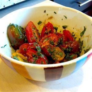 Salad cà chua lá ngải giấm
