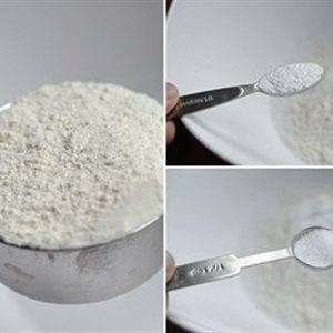 Cho bột mì, bột nở vào chén trộn cùng với muối