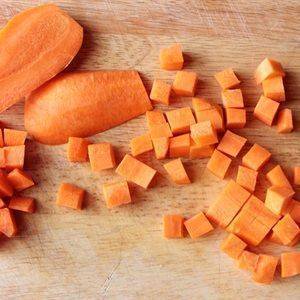 Cà rốt cũng gọt vỏ, cắt hạt lựu như su su. Cho cả 2 loại vào tô.