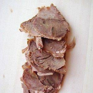 Thịt bò hầm xong, để nguội, tháo lạt và cắt thành từng miếng nhỏ