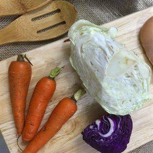 Bắp cải trắng, bắp cải tím, cà rốt rửa sạch và bào sợi mỏng