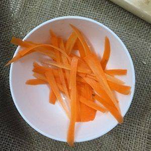 Bắp cải trắng, bắp cải tím, cà rốt rửa sạch và bào sợi mỏng