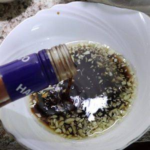 Cho hắc xì dầu vào chén nước sốt hòa tan với hỗn hợp