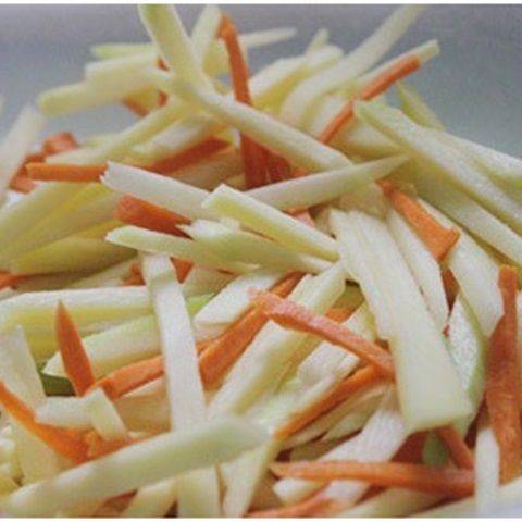 Xoài và cà rốt gọt vỏ, cắt sợi.