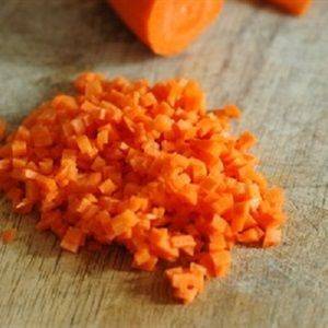 Chần sơ cà rốt, khoai tây và đậu Hà Lan