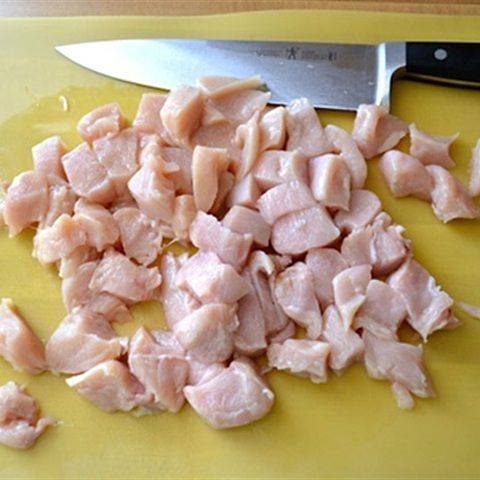 Thịt gà rửa sạch, cắt nhỏ hạt lựu.
