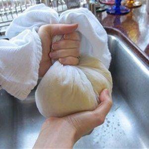 Cho khoai tây bào và hành tây trong một chiếc khăn sạch hoặc nhiều lớp vải