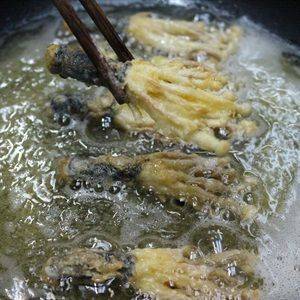 Rong biển cuộn nấm kim châm