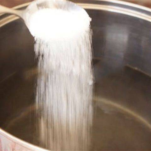 Cho ngũ vị hương, 1/2 muỗng cà phê muối, 1 muỗng canh đường trắng vào nồi cùng 1 lít nước, nấu sôi.