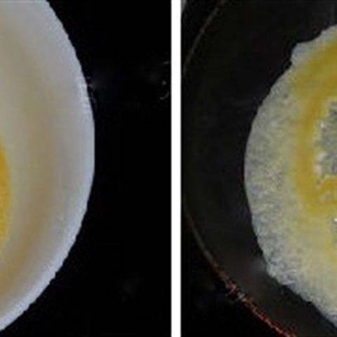 Trứng gà đánh tan với 1 muỗng canh nước