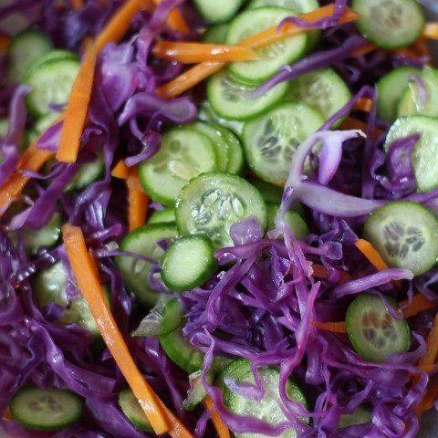 Salad bắp cải tím hạt điều